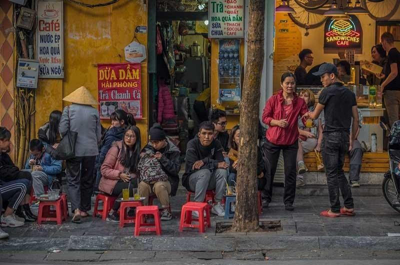 Cafeterías y calles del casco antiguo de Hanoi durante un día de verano