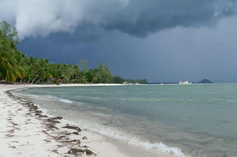 Playa de Koh Samui con mar tropical y nubes oscuras en noviembre