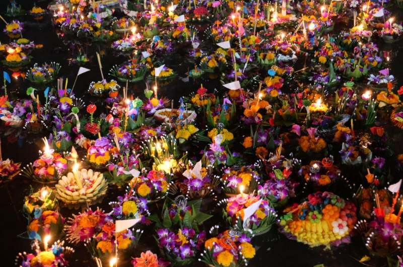 Krathongs flotando en el río durante el festival de Loy Krathong en Tailandia