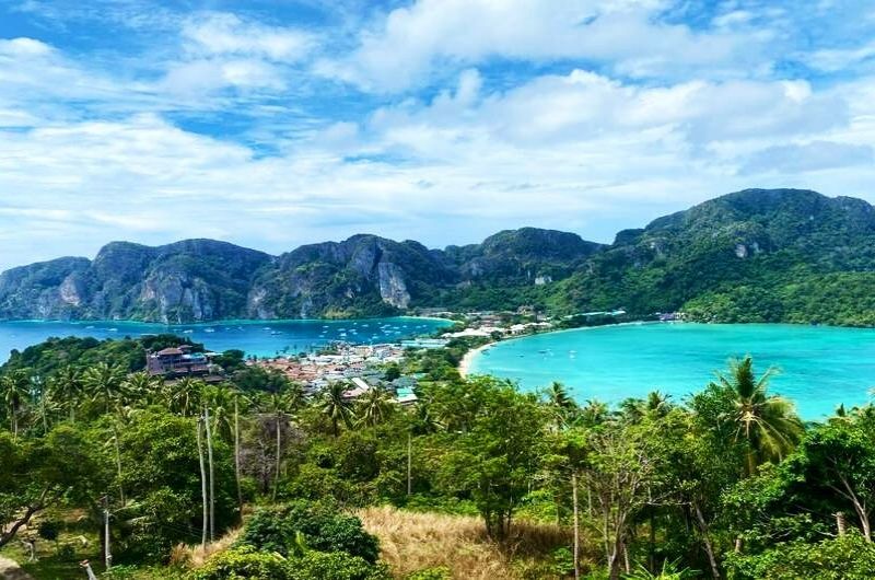 Vista de las islas Phi Phi desde el mirador de Phi Phi Don en un día soleado