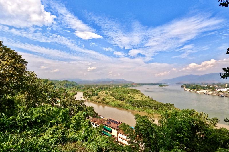 Vista del río Mekong desde el Triángulo de Oro en Chiang Rai con cielo despejado