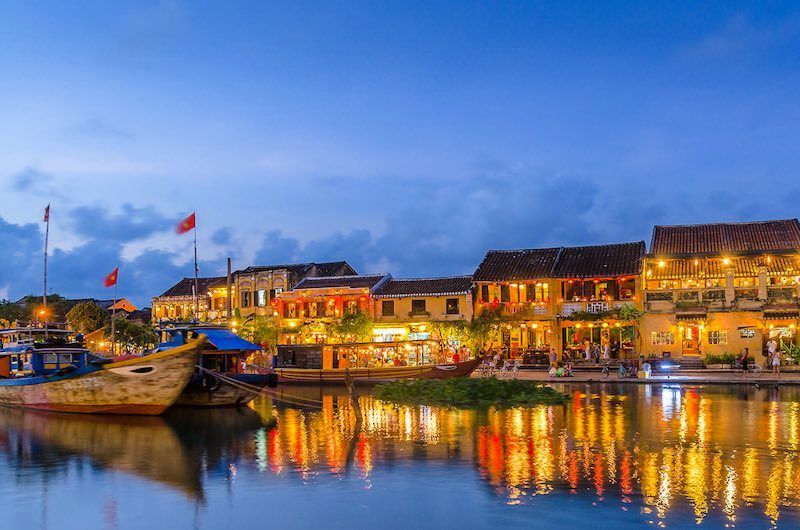 Vista del casco histórico de Hoi An iluminado junto al río
