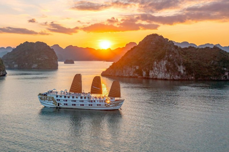 Atardecer sobre las islas de piedra caliza de la bahía de Halong