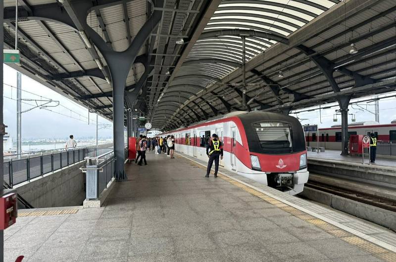 Tren Red Line en la estación del aeropuerto de Don Mueang