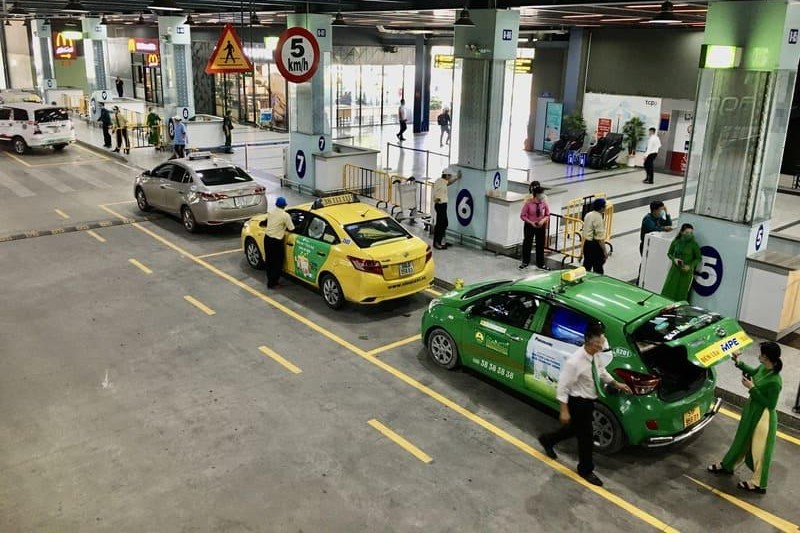 Taxis esperando pasajeros a la salida del aeropuerto de Hanoi