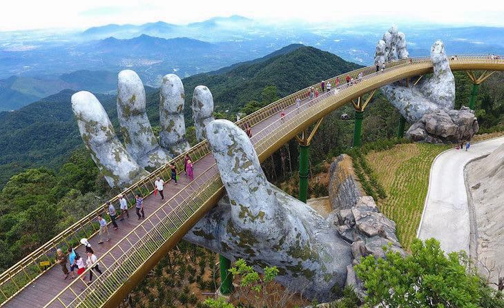 Puente Dorado sostenido por manos gigantes en Ba Na Hills cerca de Hoi An en Vietnam