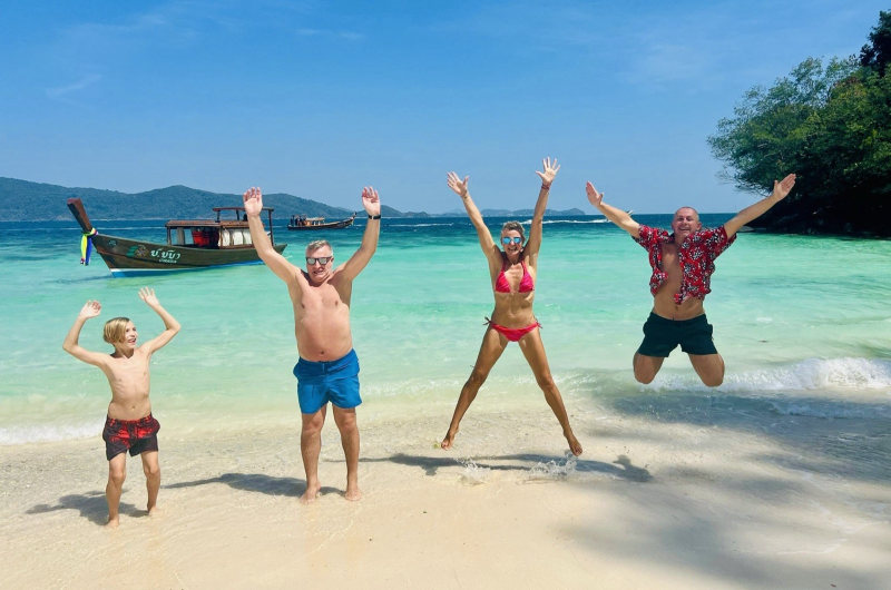 Playa del mar de Andamán con aguas turquesas, ideal para viajar en familia
