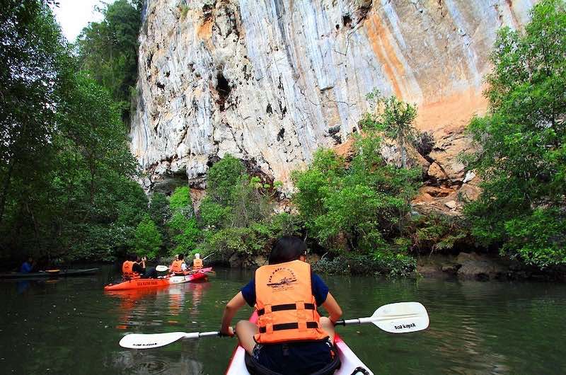 Personas practicando kayak en Ao Thalane, una de las actividades naturales de Krabi