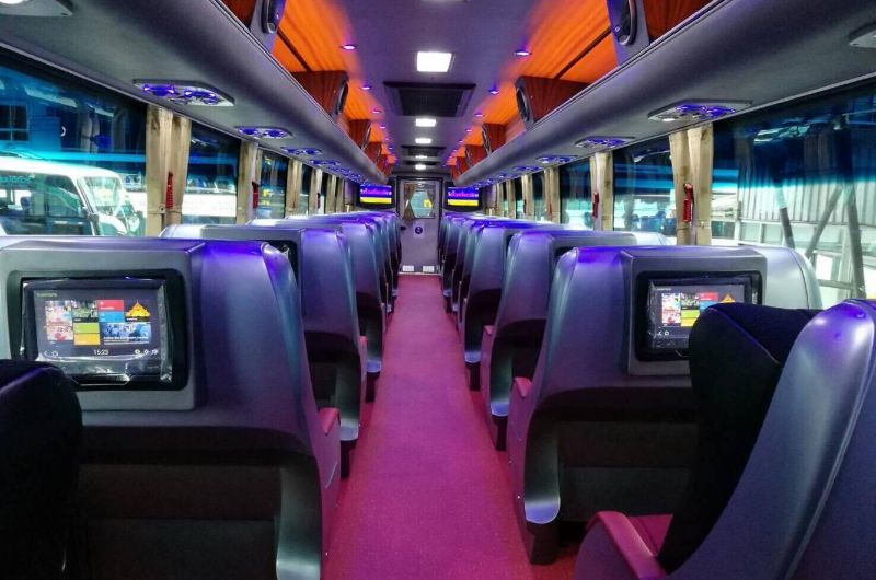 Interior de un autobús VIP entre Bangkok y Chiang Mai