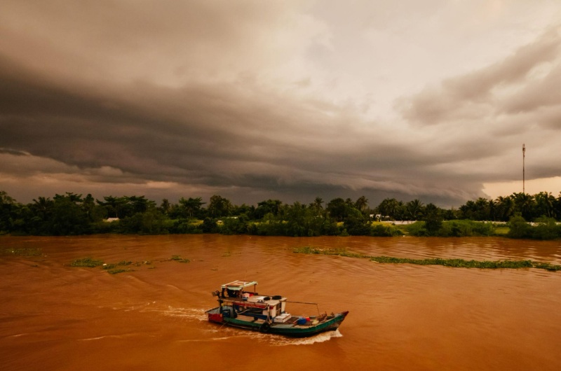 Paisaje del delta del Mekong con cielo que anuncia tormenta durante el mes de mayo en Vietnam.