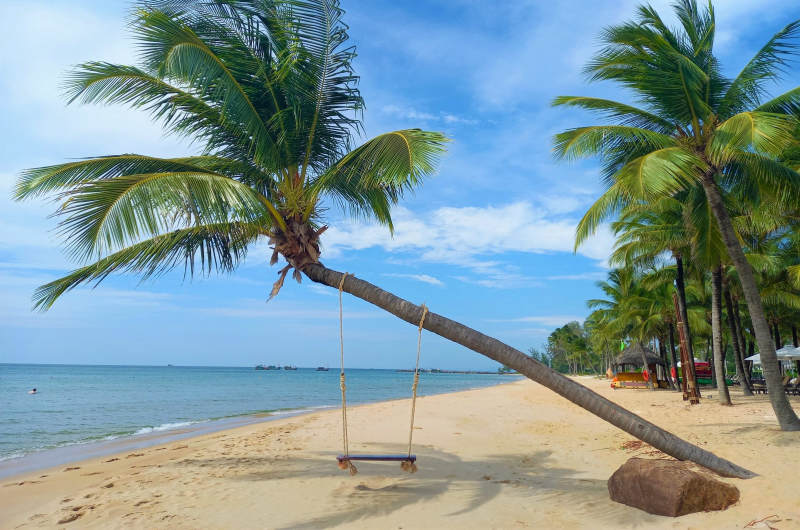 Playa de arena blanca en la isla de Phu Quoc