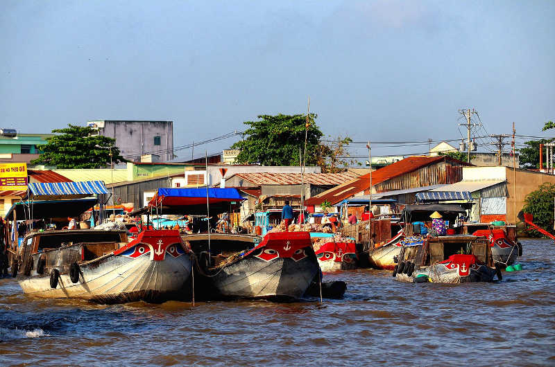 Grandes barcas de comerciantes en el mercado flotante de Cai Rang en el delta del Mekong, Vietnam
