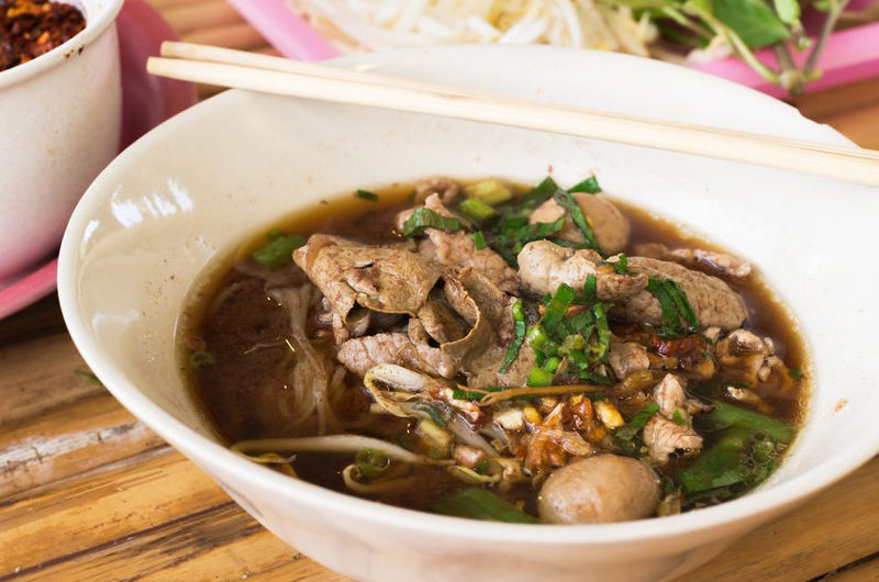 Sopa Kway Teow, un plato típico de la comida callejera tailandesa