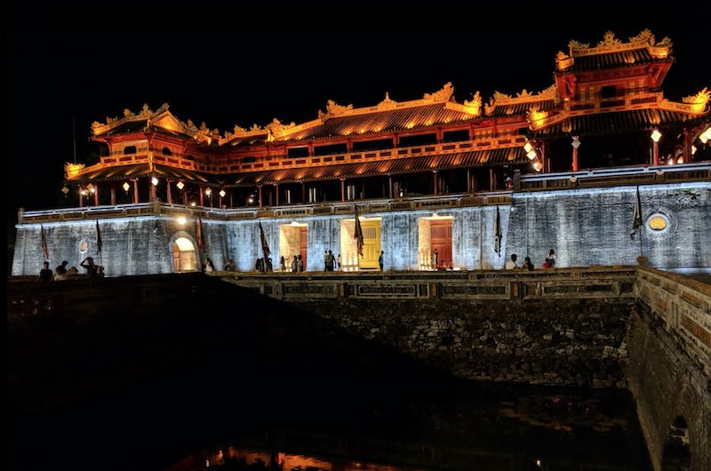 Ciudadela imperial iluminada por la noche