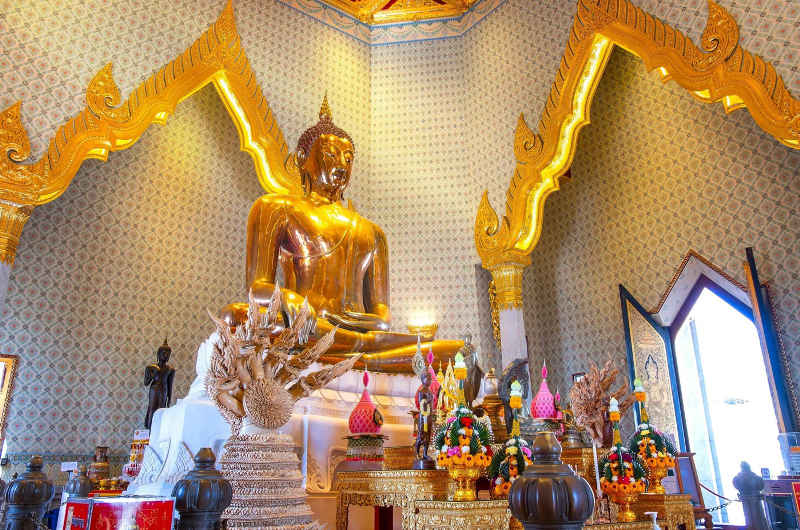 Buda de oro del templo Wat Traimit en Bangkok
