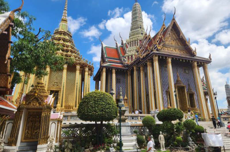 Templo del Buda Esmeralda (Wat Phra Kaew) en Bangkok visto desde el exterior