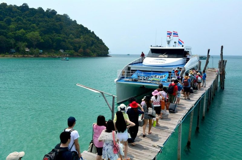 Pasajeros embarcando en un catamarán en Tailandia