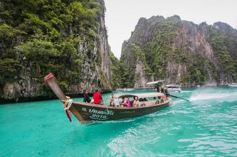 Longtail boat con pasajeros navegando en Tailandia