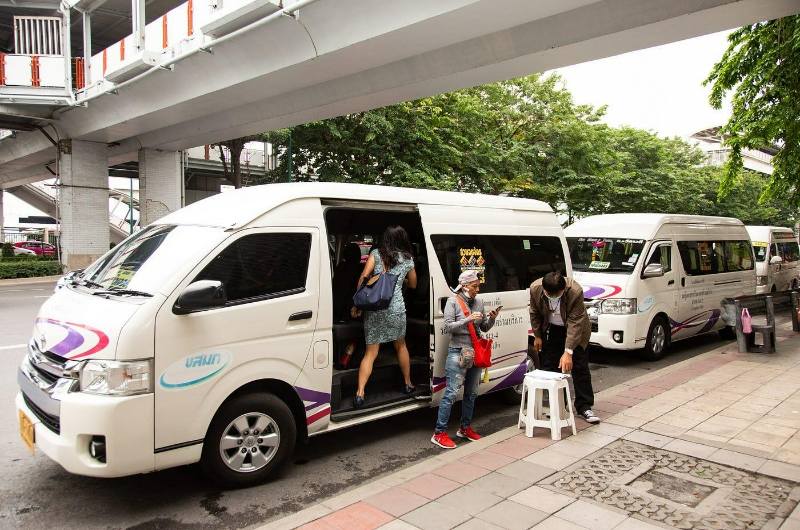 Minivan utilizada como transporte compartido en Tailandia