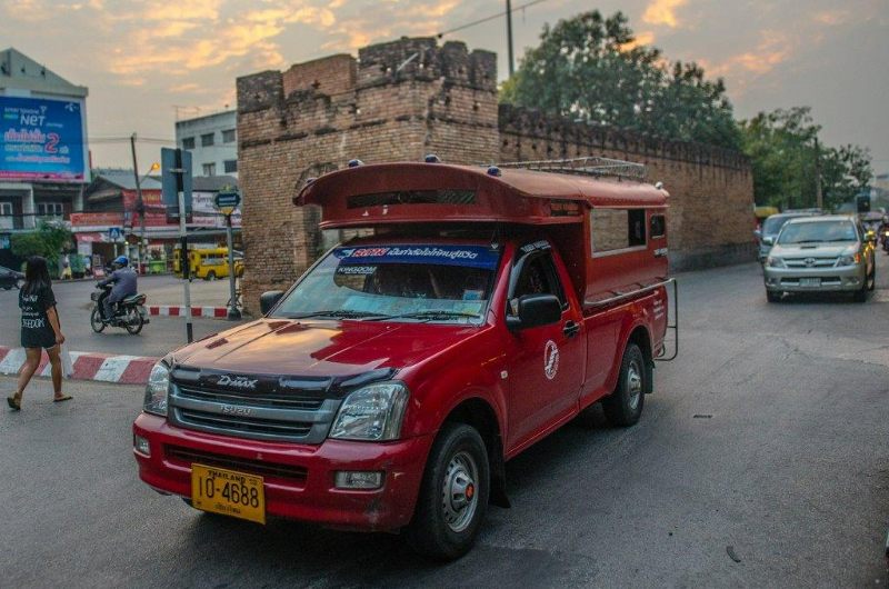 Songthaew rojo utilizado como transporte en Chiang Mai