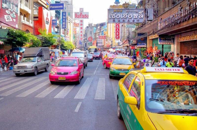 Taxis circulando por una calle de Bangkok