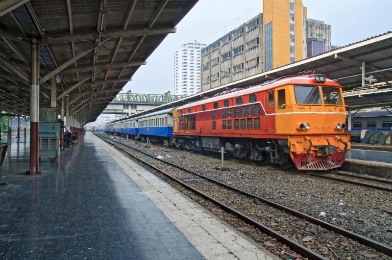 Tren de larga distancia para moverse por Tailandia