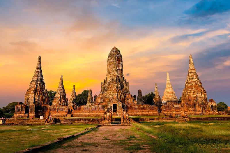 Wat Chaiwatthanaram al atardecer junto al río en Ayutthaya