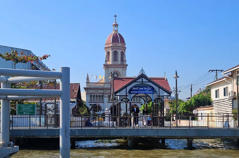 iglesia de Santa Cruz en el barrio de Kudi Chin en Bangkok junto al canal