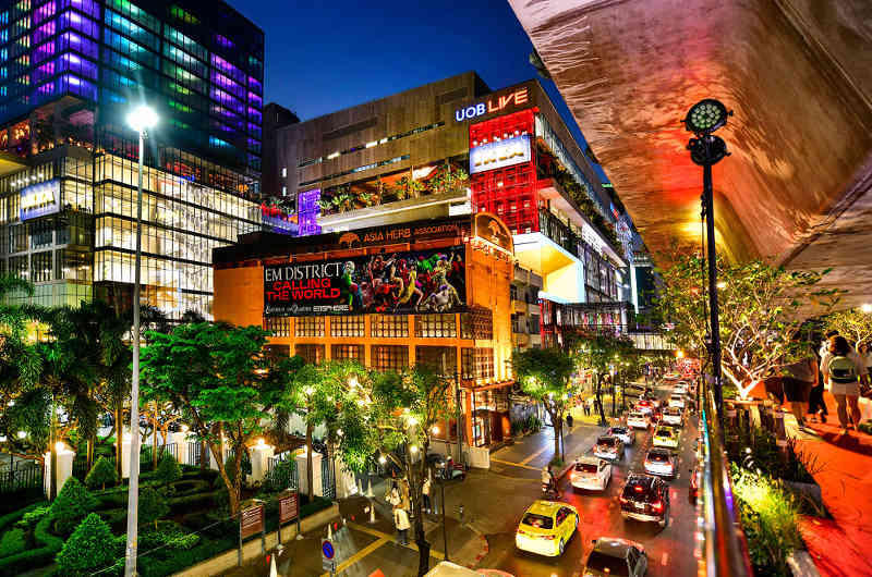 calle Sukhumvit de noche en Bangkok vista desde el BTS con tráfico y edificios iluminados