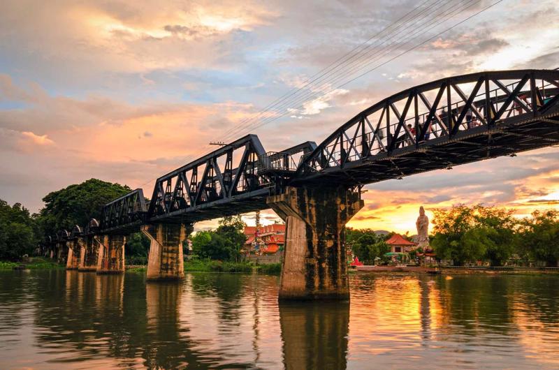 Puente sobre el río Kwai en Kanchanaburi durante una ruta por Tailandia en 15 días