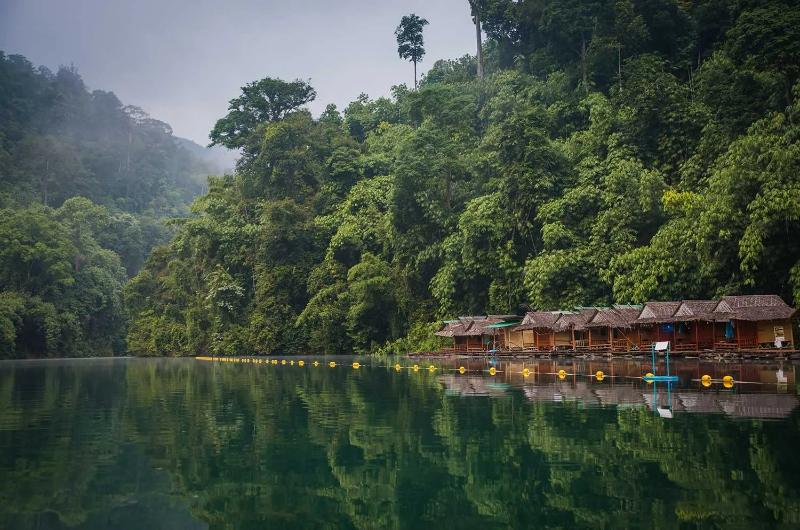 Lago Cheow Lan con cabañas flotantes en el Parque Nacional de Khao Sok