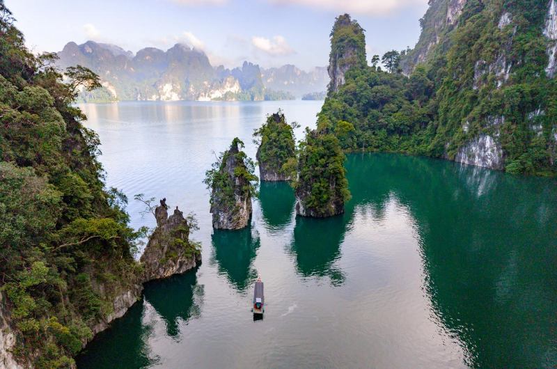 Formaciones de Khao Sam Kloe en el lago Cheow Lan