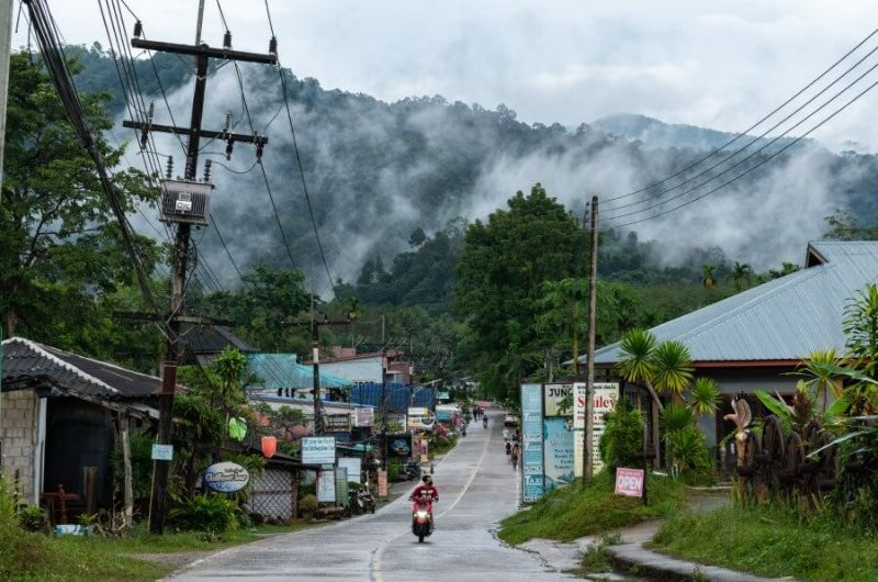 Calle principal de Khao Sok Village con las montañas del parque al fondo