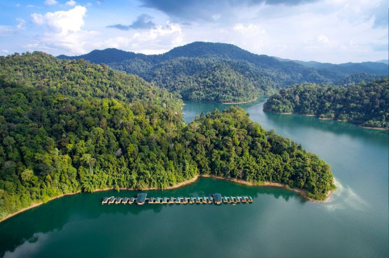 Vista del lago Cheow Lan rodeado de vegetación en Khao Sok