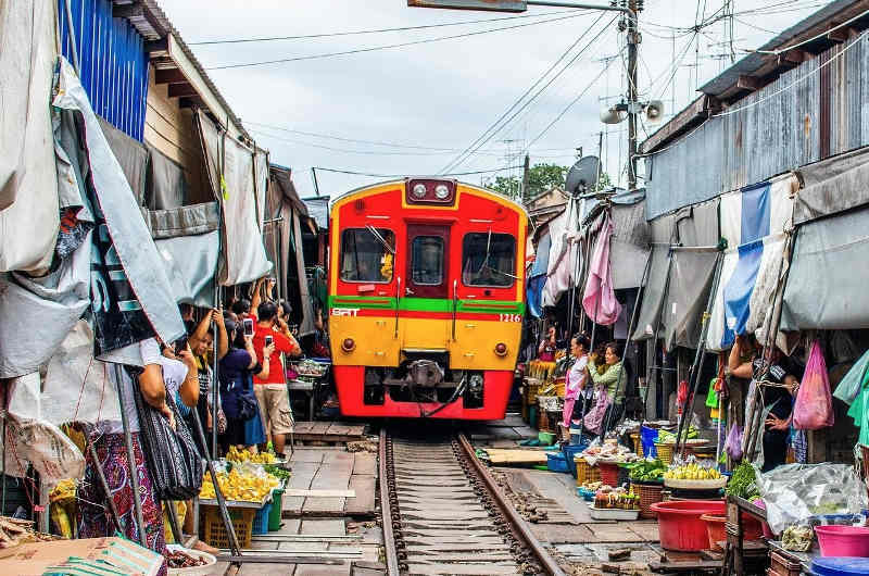 Mercado del Tren a las afueras de Bangkok