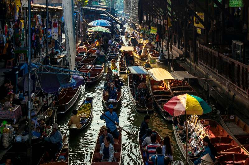 mercado flotante Damnoen Saduak cerca de Bangkok