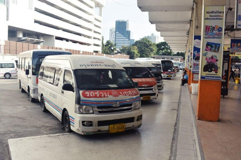 minivans en la terminal Sai Tai Mai de Bangkok