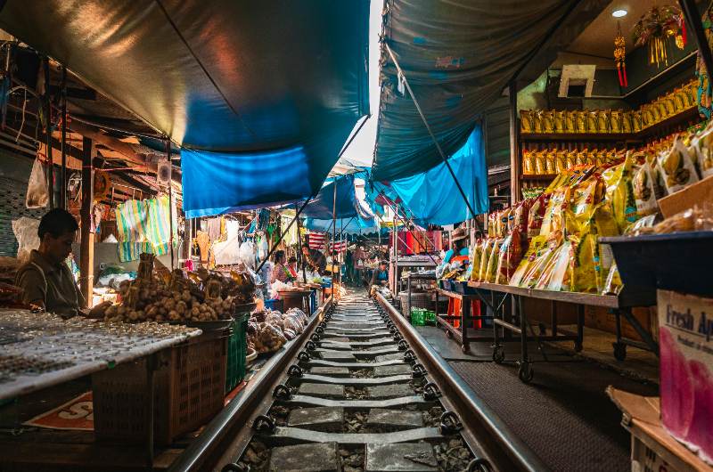 vías del Mercado del Tren de Mae Klong entre los puestos