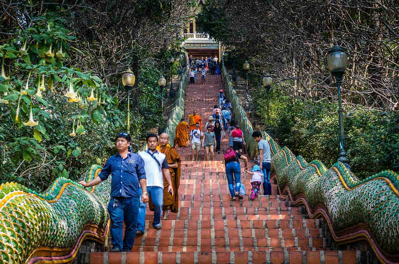 Escalera naga del Wat Phra That Doi Suthep en Chiang Mai