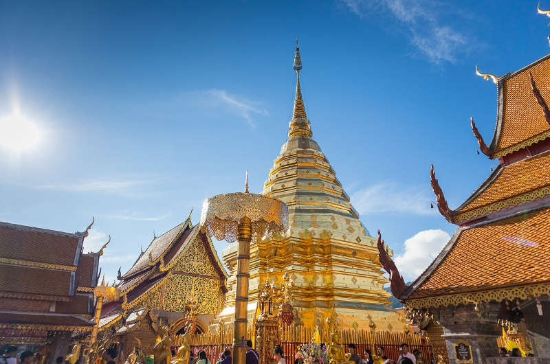 Chedi dorado y sombrillas ceremoniales en el templo de Doi Suthep