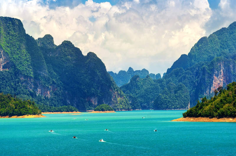 Lago de Khao Sok durante la época de lluvias en Tailandia