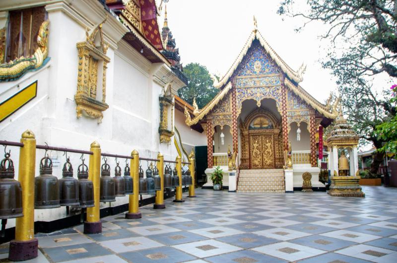 Campanas en el recinto del templo de Doi Suthep en Chiang Mai