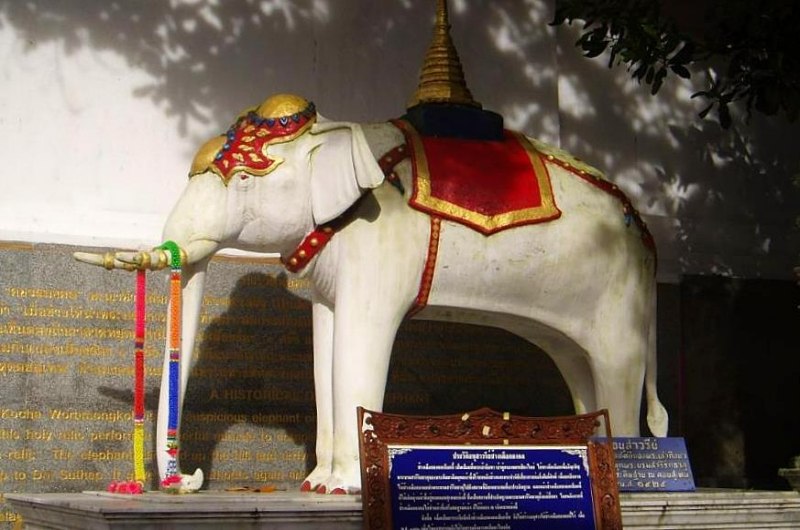 Estatua del elefante blanco en Wat Phra That Doi Suthep en Chiang Mai