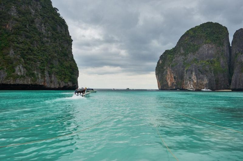 Lancha de excursión en las islas Phi Phi durante la época de lluvias en Tailandia