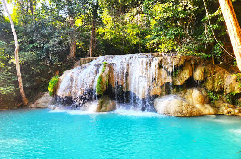 Segundo nivel de las Cascadas del Parque Nacional de Erawan en Kanchanaburi