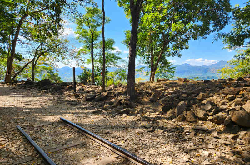Restos de la via del ferrocarril en el Hellfire Pass