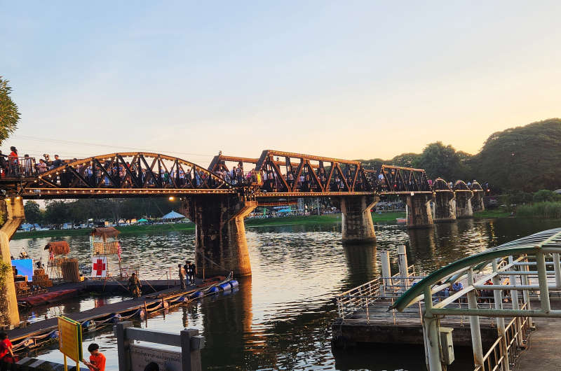 Puente sobre el río Kwai en Tailandia
