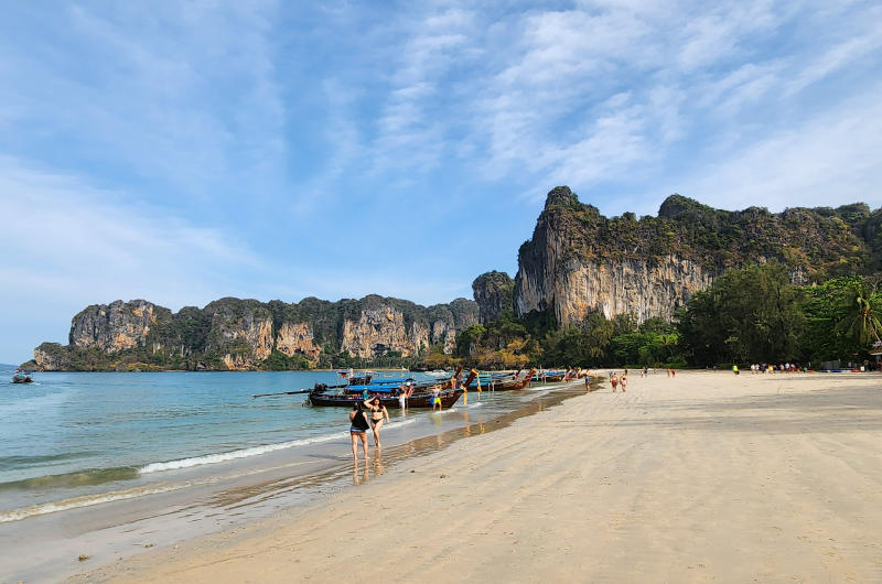 West Railay Beach, una de las playas más bonitas que ver en Krabi al atardecer
