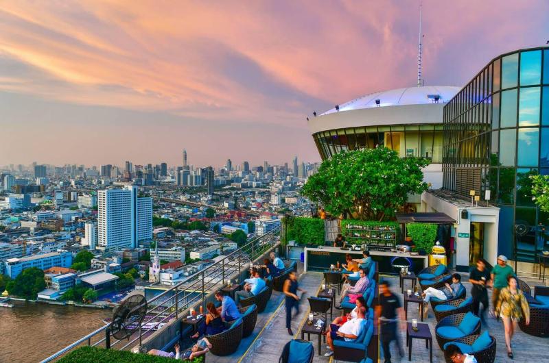 Terraza del ThreeSixty Rooftop Bar al atardecer con vistas al río Chao Phraya en Bangkok