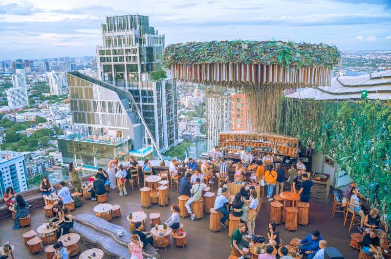 Árbol del Tichuca Rooftop Bar en Bangkok visto desde la terraza